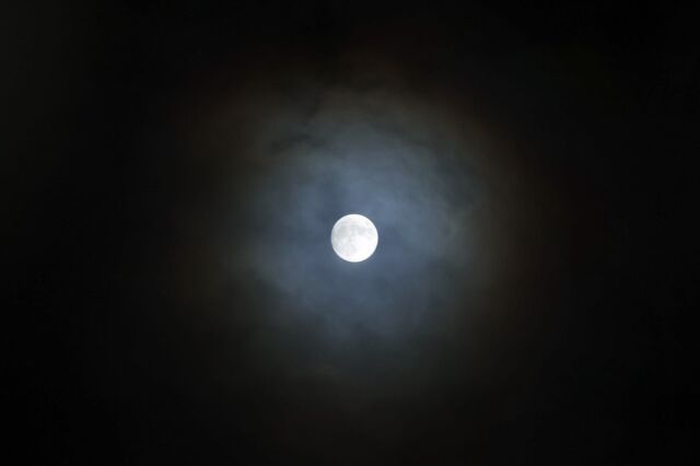 ⏪星の専門店星あそびです🧑🏻‍🚀⁡9/29は 中秋の名月🎑⁎𖤐⁡9/19から毎日姿を見せてくれた月。今夜9/28の月は雲のベールをまとっていました。（写真1枚目）⁡雲があるからこそ見れる月の表情。月×雲のコラボの写真を集めてみました🌛☁⁡どんな姿であれ、当夜は月に会えますように😊⁡⁡˗˗ 秋は月が見やすく綺麗 ˗˗それもとても大切なこと。⁡でも、それよりも古くから月を愛でてきた日本人の習慣を大切にしたいと思うのです。⁡みなさまにとって素敵な十五夜になりますように🎑✨𓂃𓂃𓂃𓂃𓂃𓂃𓂃𓂃𓂃𓂃𓂃𓂃 🔭星の専門店 星あそび 沖縄本島で星のイベントを開催中！▸▸▸ @hoshi_asobi ◂◂◂✸イベントの申込や詳細はHPより𓂃𓂃𓂃𓂃𓂃𓂃𓂃𓂃𓂃𓂃𓂃𓂃⁡#星あそび #hoshiasobi
