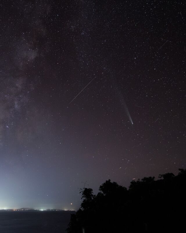 📷: 10/21⁡多くの地球人に感動を与えてくれた紫金山･アトラス彗星。⁡遥か遠くから旅してきた彗星を歓迎し、たくさんの写真を撮りました。美しかった光景をみなさまにも🤲🏻✨⁡彗星と天の川、そして流れ星の共演。この夜のことはきっと忘れません😌⁡肉眼では天の川はもう少し薄く見えたけど彗星も長い尾がはっきり見えて｢すごい｣以外言えなかったなぁ🥹⁡⁡拡大すると所々にある白い線状のものは人工衛星です🛰𓂃𓂃𓂃𓂃𓂃𓂃𓂃𓂃𓂃𓂃𓂃🔭星の専門店 星あそび 沖縄本島で星のイベント開催中▸▸▸ @hoshi_asobi ◂◂◂✸イベント情報は投稿より𓂃𓂃𓂃𓂃𓂃𓂃𓂃𓂃𓂃𓂃𓂃⁡#沖縄観光 #沖縄旅行 #沖縄イベント #沖縄イベント情報