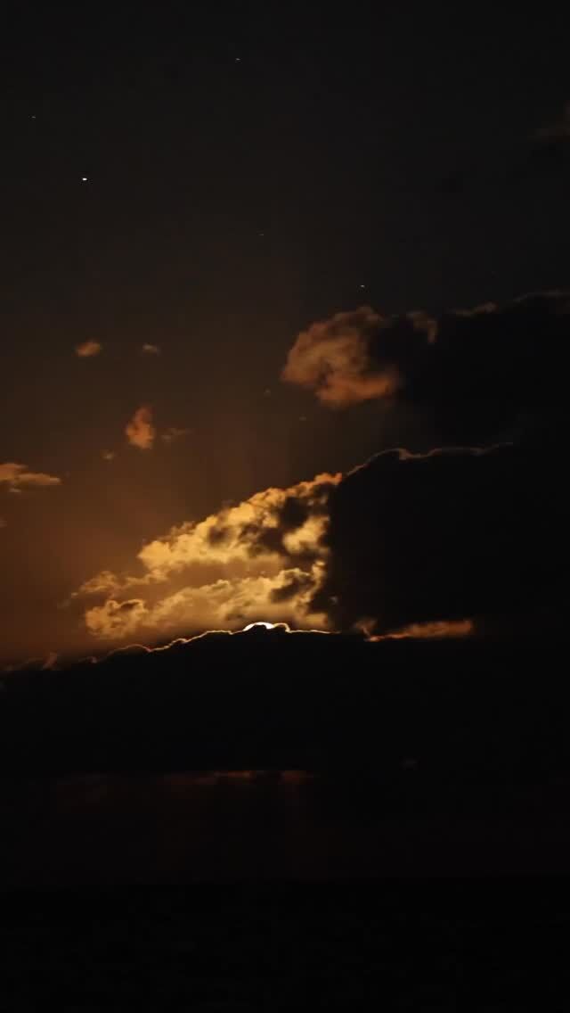 1月4日 十六夜 🌕⁡今年最初の満月はとても綺麗でしたね。ご覧になられた方が多かったようでとても嬉しいです☺️⁡十五夜の翌日は、十六夜(いざよい)⁡いざよう、は｢ためらう｣という意味。⁡前日の十五夜よりも月が出てくるのが遅く、月がためらっているように感じることから名付けられたそうです。⁡今か今かと待っていると幻想的な月の出を見ることが出来ました😌⁡⁡十六夜に負けず劣らず力強く輝いているのは木星です。⁡今夜の木星の写真は載せられなかったのでストーリーズに載せます🫶🏻⁡たまには空を見て癒やされながら新年も頑張りましょうね💫𓂃𓂃𓂃𓂃𓂃𓂃𓂃𓂃𓂃𓂃🔭星の専門店 星あそび 沖縄本島で星のイベント開催中▸▸▸ @hoshi_asobi ◂◂◂𓂃𓂃𓂃𓂃𓂃𓂃𓂃𓂃𓂃𓂃𓂃