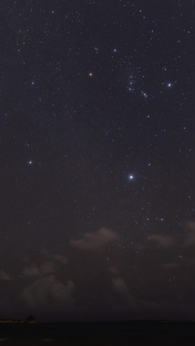 1時間の動きを8秒にぎゅぎゅっと🎥⁡雲の流れが面白くて切れ間から見える星々が美しくて寒さを忘れて空を見ていました。⁡この中に好きな星座はありましたか？☺️⁡どうぞあたたかくして冬の空をお楽しみください☕💫꙳⋆⁡📷: 1月18日 沖縄🌺𓂃𓂃𓂃𓂃𓂃𓂃𓂃𓂃𓂃𓂃🔭星の専門店 星あそび 沖縄本島で星のイベント開催中▸▸▸ @hoshi_asobi ◂◂◂𓂃𓂃𓂃𓂃𓂃𓂃𓂃𓂃𓂃𓂃𓂃