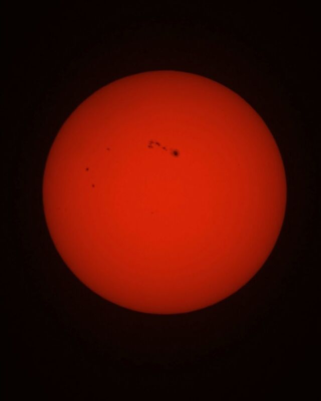 専用のフィルターをつけて撮影した2月4日の太陽🔭🌞꙳⋆⁡日食グラスでも見えるほどの大きな黒点があらわれています👓💫中央にある黒点群AR4366は、地球を13個ほど🌏🌍🌎🌏🌍🌎並べられる大きさなんですって😳(?が斜めになってるみたいで可愛いけどね)⁡最後の惑星たちは、2/5今夜撮影🔭⁡土星は沈む時間が早くなっていていよいよ、お別れのときがやってきます。🗣{ご要望におこたえして....2/15(日) ビオスの丘 では土星も狙います🫡⁡次、宵の時間に見えるようになるのは秋ごろ。どうぞお見逃しなく🪐🪐𓂃𓂃𓂃𓂃𓂃𓂃𓂃𓂃𓂃𓂃𓂃𓂃🔭星の専門店 星あそび 沖縄本島で星のイベント開催中！▸▸▸ @hoshi_asobi ◂◂◂イベントの詳細はHPより𓂃𓂃𓂃𓂃𓂃𓂃𓂃𓂃𓂃𓂃𓂃𓂃