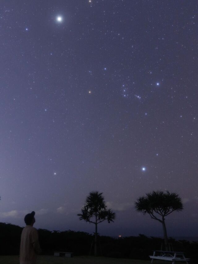 ✴︎まーしーです🙋🏻ご無沙汰しております！皆既月食がまもなくです🌒今回は、晩ごはん時なのでたくさんの方が楽しみにされてるのかななんて妄想をしてます😊お月様の天文現象なので、都心でも見れるのが、またいいですよねですが、もしご都合が合えば！ぜひ元々の星空が綺麗な場所で見ていただきたいんです！満月がだんだん欠けていき、赤く染まるにつれて、月あかりが薄まり、空が暗くなっていきます。すると、今まで月あかりに隠されていた星々がキラッ、キラキラッと、ゆっくり輝き出すんです⭐️赤い月の周りにも星が浮かび上がります初めて見た時、心を奪われて「すー、」「すごい」が言えないくらい感動しました写真は、2025年9月の皆既月食場所は、糸満市平和創造の森公園①枚目　ななえ氏に撮影してもらった星空②枚目　iPhone＋望遠鏡で撮影③枚目　iPhoneで撮影②枚目にも、月の周りにキラキラ星が見えてますぜひ、皆既月食の夜しか見れない星空の変化をお楽しみください⭐️これぞ天文ショーです！ごはんの時間だから、お外でハンバーガーとか食べながらもいいですね🍔おにぎり、タコスもいいなぁ🌮お団子も🍡いろんな場所でステキな皆既月食に出会えますように🌙(あーでも、やっぱり！絶対暗いとこで見てほしいっす)