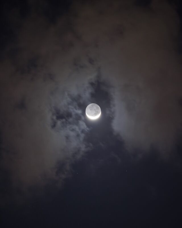 4月20日日が沈んだあとの空に細い月と金星が輝いていました☺️⁡よーーく目を凝らしてみると月と金星の間には すばるも。⁡さらに、空の高いところには、木星✮꙳⋆少しずつお別れの時期が近づいてきました。まだ見ていない方は、お早めに！⁡🌅⁡日の出前の空では、3つの惑星が静かに寄り添っています。(肉眼では見えませんでした)⁡火星･土星に会えたの久しぶり🥰土星の環、気づきましたか？少し太くなってきています🪐⁡⁡月火水木金土日一日でコンプリート🙌🏻💫⁡今日も明日も素敵な空に会えますように。𓂃𓂃𓂃𓂃𓂃𓂃𓂃𓂃𓂃𓂃🔭星の専門店 星あそび 沖縄本島で星のイベント開催中▸▸▸ @hoshi_asobi ◂◂◂𓂃𓂃𓂃𓂃𓂃𓂃𓂃𓂃𓂃𓂃𓂃