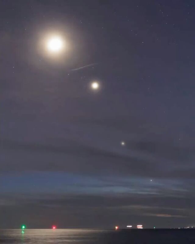 ⏪星の専門店星あそびです🧑🏻‍🚀⁡細い月と惑星たち☽꙳⋆薄雲のおかげで、ぼんやり滲んだように輝いていました。⁡県内各地で見ることができたようで本当によかったです☺️今夜もぜひ、空を見上げてみてください🫶🏻⁡⁡この月が満ちるとき...6月30日の満月🌕ストロベリームーンという愛称なんだって🍓⁡苺の月(?!)をイオンモール沖縄ライカムで一緒に楽しみませんか🥰⁡受付中です ✧*✵𓂃𓂃𓂃𓂃𓂃𓂃𓂃𓂃𓂃𓂃🔭星の専門店 星あそび 沖縄本島で星のイベント開催中▸▸▸ @hoshi_asobi ◂◂◂𓂃𓂃𓂃𓂃𓂃𓂃𓂃𓂃𓂃𓂃𓂃